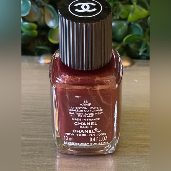 CHANEL Le Vernis in 18 Vamp - Picture 2 of 5
